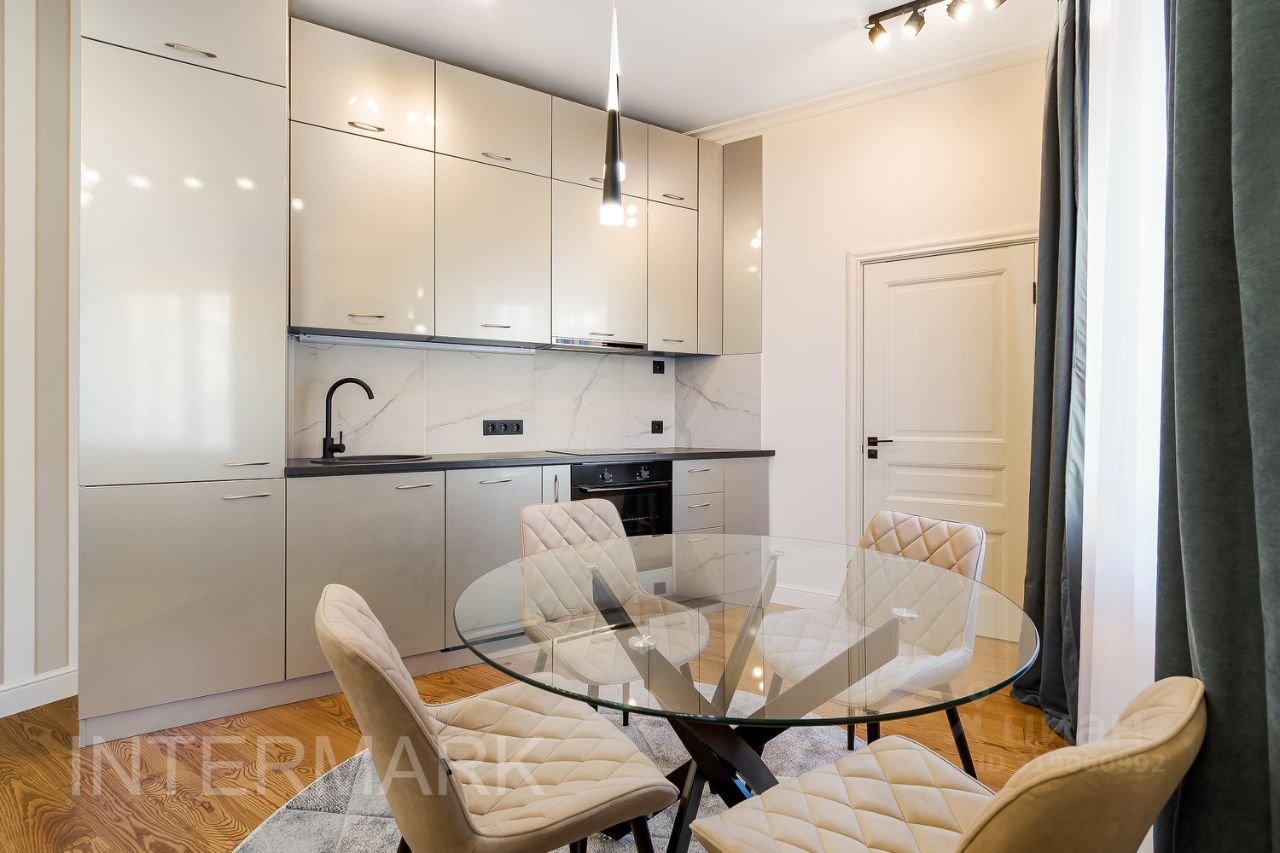 1 Room, 423 sq.m. — 2